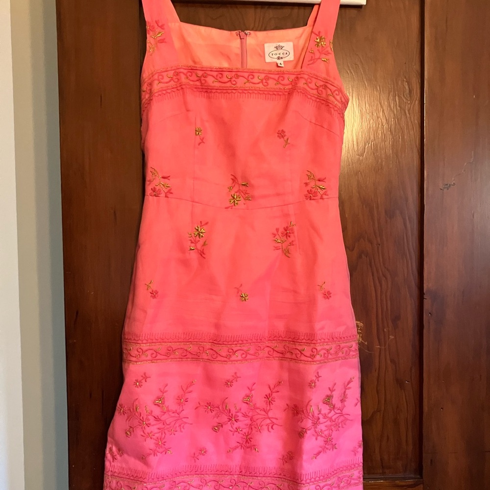 Vintage Tocca Hot-Pink Floral Embroidered Dress. Knee-length form-fitting Size 4
